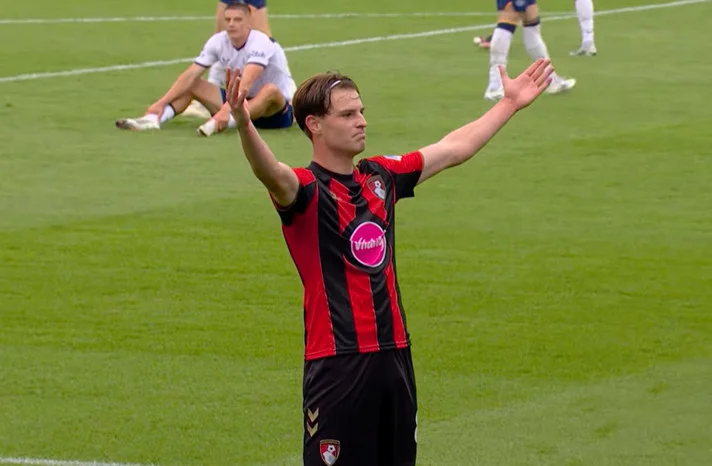 Chelsea dikabarkan menyiapkan langkah untuk merekrut Alex Scott dari Bournemouth dengan nilai transfer yang berpotensi mencapai Rp2,37 triliun.