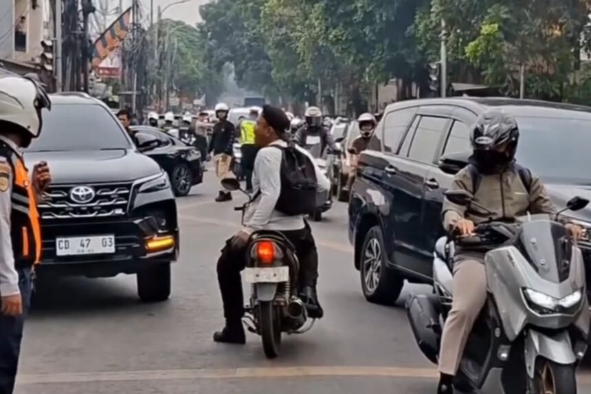 Video Viral Ambulans Pasien Kritis Tertahan Rombongan Pejabat, Polisi Minta Maaf