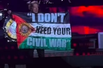 Bawakan Lagu 'Civil War', Axl Rose Bentangkan Bendera Palestina di Konser Guns N' Roses Kolombia