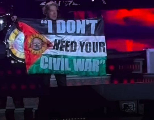 Bawakan Lagu 'Civil War', Axl Rose Bentangkan Bendera Palestina di Konser Guns N' Roses Kolombia