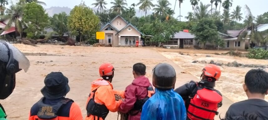Pemerintah Gerak Cepat Tangani Banjir Padang, Ratusan Warga Dievakuasi dan Bantuan Disalurkan