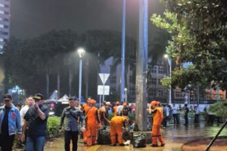 Hujan Deras Bikin Massa Bubar, Jalan Utama Sekitar Bundaran HI Kembali Dibuka Malam Ini
