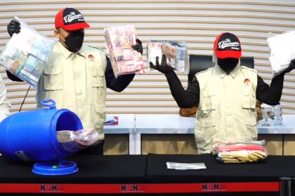 KPK Sita Tong Biru isi Uang Tunai OTT Bupati Klaten, Barang Bukti Jadi Rp1,9 Miliar
