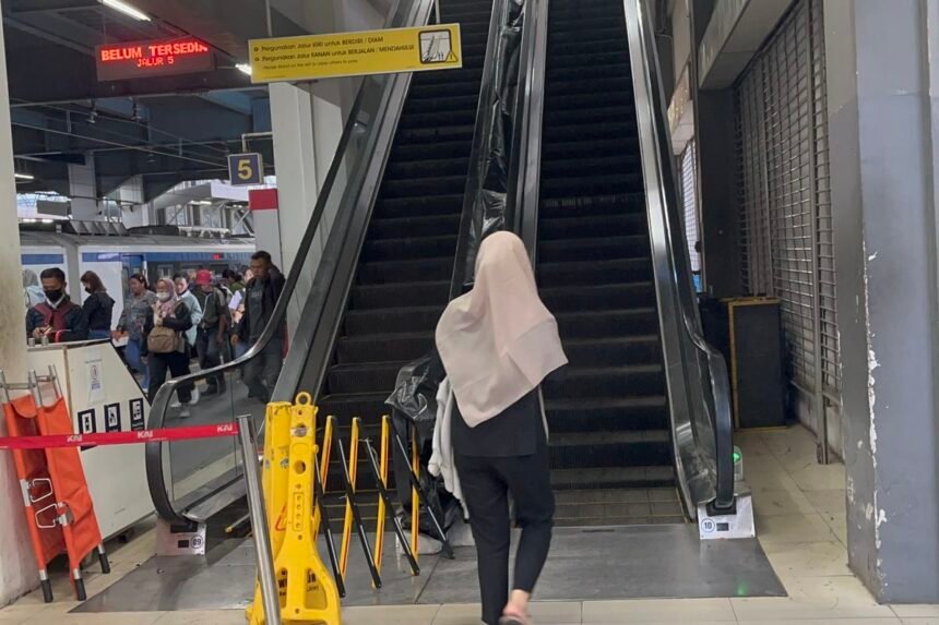 Eskalator Stasiun Duri Kembali Beroperasi, KAI Larang Penumpang Berjalan Mendahului
