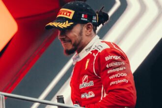 Ferrari Blunder di GP Bahrain Sepang, Hamilton : "Gak Bakal ke Kasino Bareng Tim Strategi"