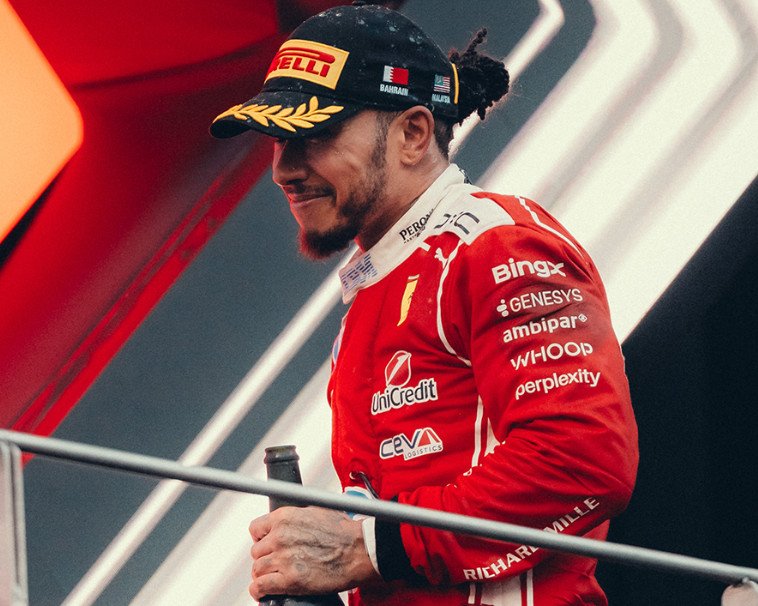 Ferrari Blunder di GP Bahrain Sepang, Hamilton : "Gak Bakal ke Kasino Bareng Tim Strategi"