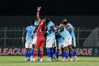 Isenmulang Kalteng FC kalah 0-1 dari Persebaya dan mencatat empat kekalahan beruntun di BRI Super League 2026/2027, sementara Mundari Karya menyoroti transisi bertahan dan finishing.