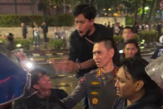 Kapolda Metro Jaya Bujuk Massa Aksi di Bundaran HI : "Mari Kita Pulang, Adik-adiku"