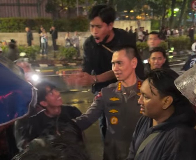 Kapolda Metro Jaya Bujuk Massa Aksi di Bundaran HI : "Mari Kita Pulang, Adik-adiku"