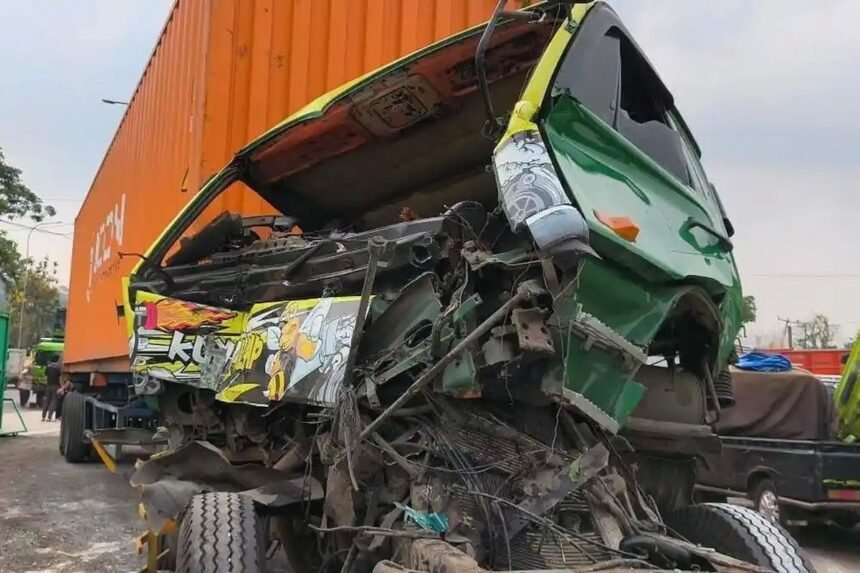Trailer Rem Blong Hantam 15 Kendaraan di KM 91 Tol Cipularang, Satu Korban Patah Kaki