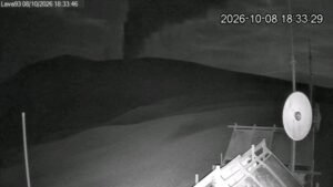 Breaking News! Gunung Anak Krakatau Erupsi Malam Ini, Durasi Letusan Terekam Lebih dari 4 Menit