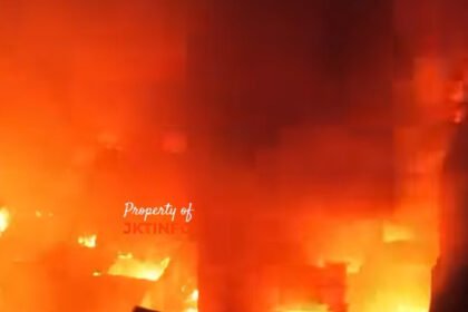 Breaking News! Kebakaran Hebat Melalap Permukiman Padat di Kramat Pulo Malam ini