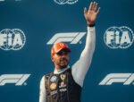Dihujat Imbas Blunder Ban di Sepang, Lewis Hamilton Pasang Badan Bela Tim Strategi Ferrari