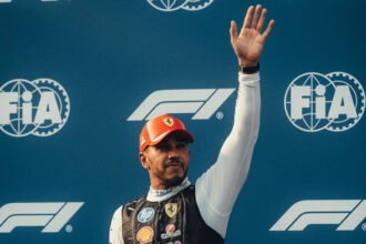 Dihujat Imbas Blunder Ban di Sepang, Lewis Hamilton Pasang Badan Bela Tim Strategi Ferrari