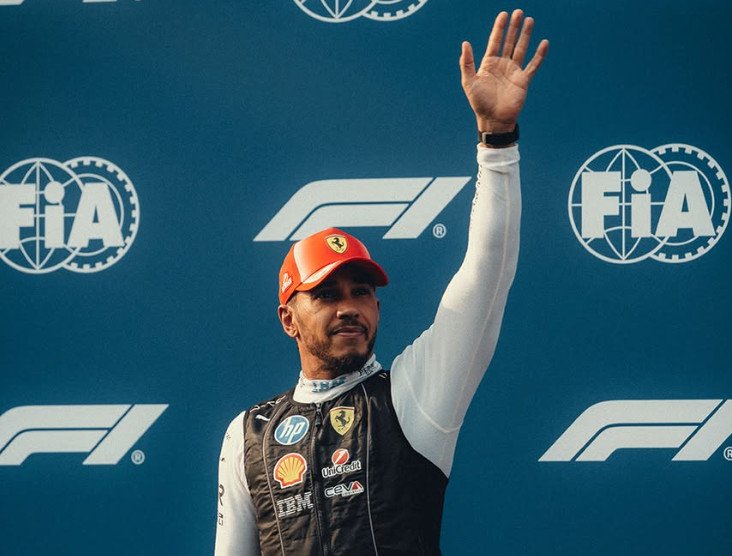 Dihujat Imbas Blunder Ban di Sepang, Lewis Hamilton Pasang Badan Bela Tim Strategi Ferrari