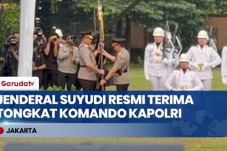 Resmi! Jenderal Listyo Serahkan Panji Tribrata & Tongkat Komando Kapolri ke Jenderal Suyudi
