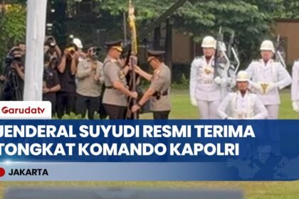 Resmi! Jenderal Listyo Serahkan Panji Tribrata & Tongkat Komando Kapolri ke Jenderal Suyudi