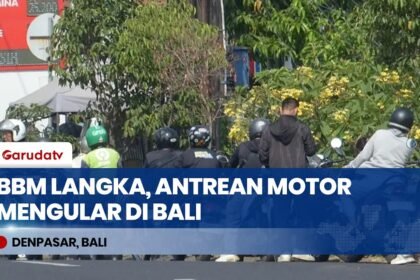 BBM Langka di Bali: Antrean Motor Mengular Hingga ke Jalan Raya, Ojol Rela Rugi Waktu Kerja