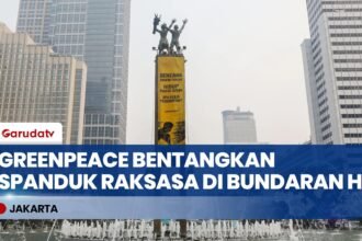 Greenpeace Bentangkan Spanduk Raksasa di Bundaran HI, Soroti Krisis Iklim