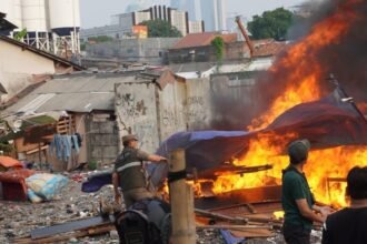 Sapu Bersih, 116 Personel Gabungan Ratakan dan Bakar Lapak Narkoba Kampung Boncos