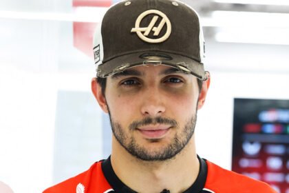 Gestur Berkelas Lewis Hamilton, Rangkul Esteban Ocon Usai Dipastikan Tersingkir dari Grid F1 2027
