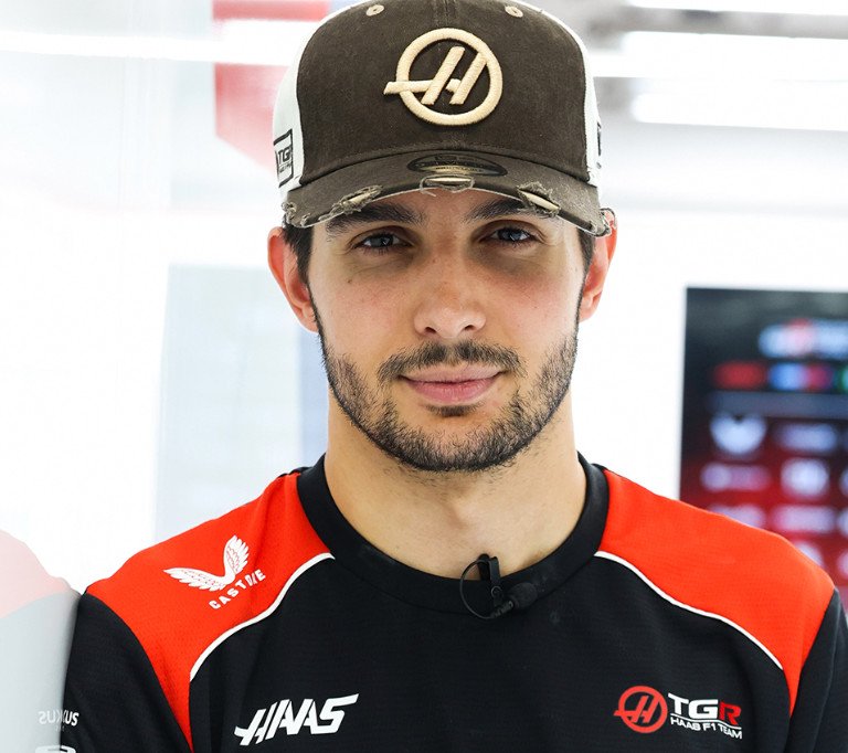 Gestur Berkelas Lewis Hamilton, Rangkul Esteban Ocon Usai Dipastikan Tersingkir dari Grid F1 2027