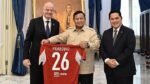 Momen Bos FIFA Serahkan Jersey Khusus Bernomor 26 Buat Presiden Prabowo