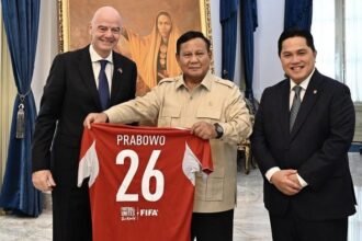 Momen Bos FIFA Serahkan Jersey Khusus Bernomor 26 Buat Presiden Prabowo