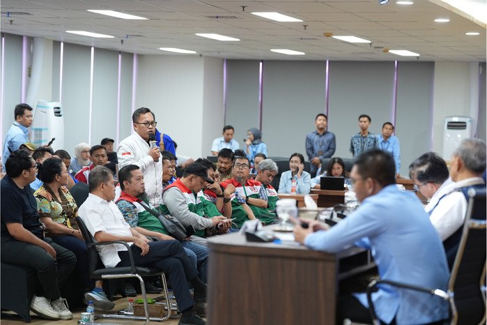 Bakom RI menyebut rata-rata upah buruh naik 6,5 persen pada era Prabowo dan pengemudi ojol menerima 92 persen tarif setelah potongan aplikasi ditetapkan sebesar 8 persen.