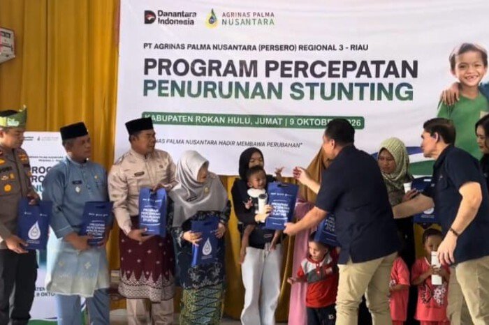 Agrinas Palma Nusantara menyalurkan bantuan nutrisi dan menggelar edukasi kesehatan bagi 200 penerima manfaat dalam program percepatan penurunan stunting di Rokan Hulu.
