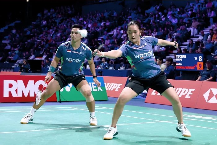 Pasangan ganda campuran Indonesia Amri Syahnawi/Nita Violina Marwah berhasil mengamankan tiket delapan besar French Open 2026 usai menang dua gim langsung atas wakil Taiwan.