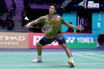 Alwi Farhan melaju ke perempat final French Open 2026 setelah mengalahkan Ng Ka Long Angus dalam dua gim langsung.