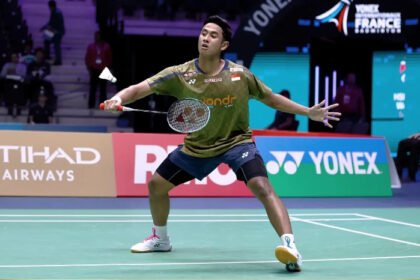 Alwi Farhan melaju ke perempat final French Open 2026 setelah mengalahkan Ng Ka Long Angus dalam dua gim langsung.