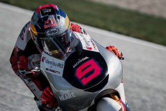 Veda Ega Pratama finis ke-11 pada Moto3 Jepang 2026 setelah memulai balapan dari posisi ke-18, sementara David Almansa keluar sebagai pemenang.
