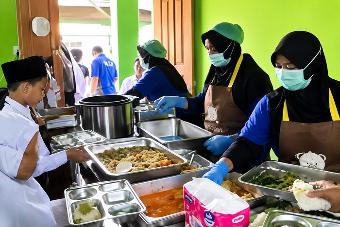 BGN menguji penyajian MBG secara prasmanan di kelas dengan makanan yang dikirim dalam kondisi hangat untuk mempercepat waktu konsumsi siswa.