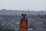 Kisah Irwan Sandi, petugas BPBD OKI yang berjuang memadamkan karhutla sejak Juni 2026, menghadapi sulitnya kebakaran gambut dan keterbatasan komunikasi dengan keluarga.