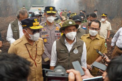 Pemerintah memperkuat pemadaman karhutla melalui pemutusan kepala api, penambahan ekskavator, pembangunan sekitar 30 sumur bor, dan operasi modifikasi cuaca.