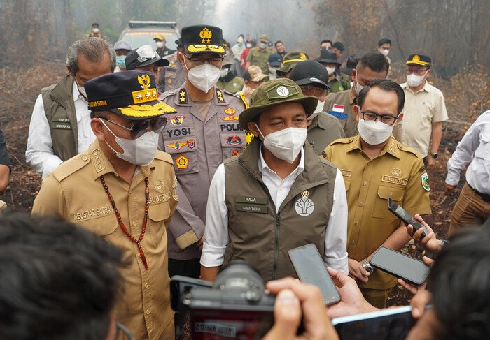 Pemerintah memperkuat pemadaman karhutla melalui pemutusan kepala api, penambahan ekskavator, pembangunan sekitar 30 sumur bor, dan operasi modifikasi cuaca.