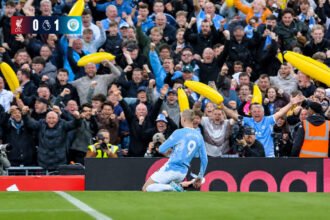 Manchester City mengalahkan Liverpool 3-0 di Anfield melalui gol Erling Haaland, Jeremy Doku, dan Rayan Cherki, tetapi kemenangan tersebut dibayangi kontroversi kasus finansial dan proses banding klub.
