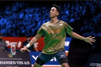 Alwi Farhan menyingkirkan Jonatan Christie dua gim langsung dan melaju ke perempat final Denmark Open 2026 untuk menghadapi Anders Antonsen.