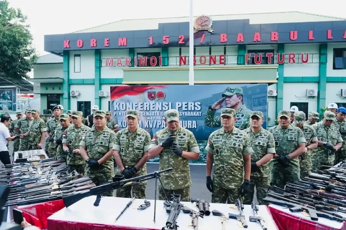 Kodam XV/Pattimura memburu prajurit yang diduga terlibat percaloan penerimaan TNI AD di Maluku Utara.