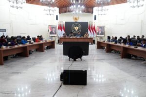 Mahasiswa peserta Indonesia Future Leaders Summit 2026 menyampaikan aspirasi kepada Kepala Bakom RI Syahganda Nainggolan dan Menteri Koperasi Fery Juliantono mengenai transparansi komunikasi pemerintah, dashboard isu nasional, KDKMP, dan dampak karhutla.