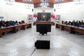 Mahasiswa peserta Indonesia Future Leaders Summit 2026 menyampaikan aspirasi kepada Kepala Bakom RI Syahganda Nainggolan dan Menteri Koperasi Fery Juliantono mengenai transparansi komunikasi pemerintah, dashboard isu nasional, KDKMP, dan dampak karhutla.