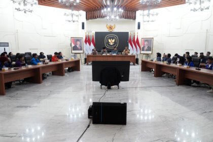 Mahasiswa peserta Indonesia Future Leaders Summit 2026 menyampaikan aspirasi kepada Kepala Bakom RI Syahganda Nainggolan dan Menteri Koperasi Fery Juliantono mengenai transparansi komunikasi pemerintah, dashboard isu nasional, KDKMP, dan dampak karhutla.