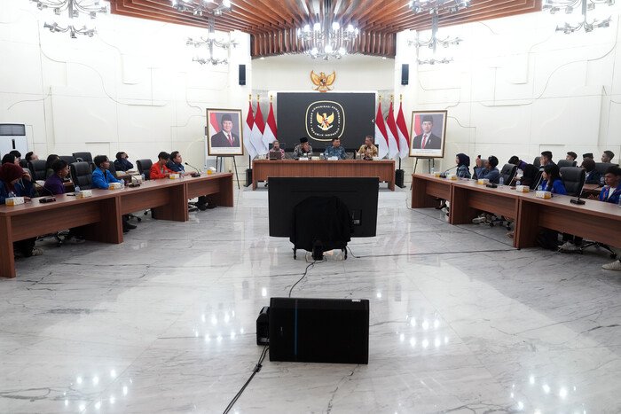 Mahasiswa peserta Indonesia Future Leaders Summit 2026 menyampaikan aspirasi kepada Kepala Bakom RI Syahganda Nainggolan dan Menteri Koperasi Fery Juliantono mengenai transparansi komunikasi pemerintah, dashboard isu nasional, KDKMP, dan dampak karhutla.