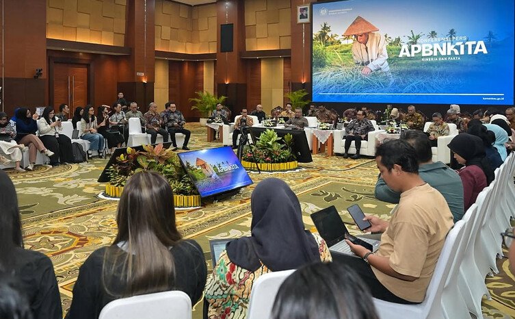 Menkeu Suahasil Nazara mewaspadai kenaikan harga cabai, beras, daging ayam, dan telur di tengah ancaman El Niño. Inflasi pangan bergejolak tercatat 5,03 persen secara tahunan pada September 2026.