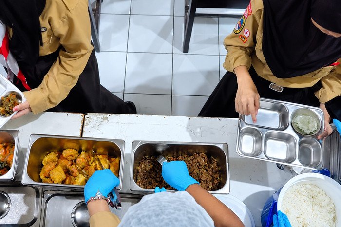 Badan Gizi Nasional menargetkan hingga 10.000 SPPG menerapkan sistem MBG prasmanan pada akhir 2026, dengan distribusi makanan hangat langsung ke ruang kelas dan pengawasan suhu minimal 60 derajat Celsius.