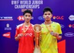 Radithya Bayu Wardhana meraih gelar juara tunggal putra BWF World Junior Championships 2026 setelah mengalahkan rekan senegaranya, Fardhan Rainanda Joe, dalam final di Kairo, Mesir.