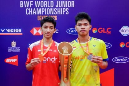 Radithya Bayu Wardhana meraih gelar juara tunggal putra BWF World Junior Championships 2026 setelah mengalahkan rekan senegaranya, Fardhan Rainanda Joe, dalam final di Kairo, Mesir.