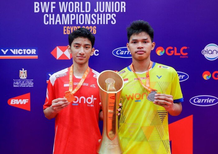 Radithya Bayu Wardhana meraih gelar juara tunggal putra BWF World Junior Championships 2026 setelah mengalahkan rekan senegaranya, Fardhan Rainanda Joe, dalam final di Kairo, Mesir.